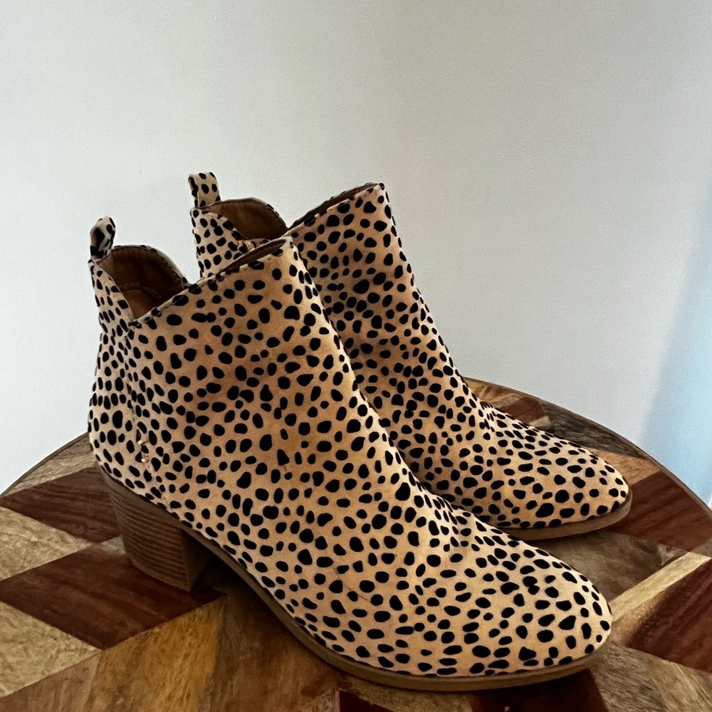 Qupid Tan and Black Spotted cheetah  Ankle Booties size 7.5